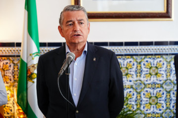 El consejero de la Presidencia, Interior, Diálogo Social y Simplificación Administrativa de la Junta de Andalucía, Antonio Sanz, en Cazalla de la Sierra (Sevilla). (Foto de archivo).
