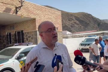 El portavoz adjunto de Vox en el Parlamento andaluz, Ricardo López, atiende a los medios ante la iglesia de la pedanía de El Pozuelo (Granada).