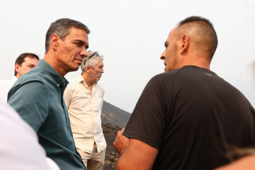 El presidente del Gobierno, Pedro Sánchez (i), durante su visita a las zonas afectadas por los incendios forestales, a 17 de agosto de 2025, en Villablino, León, Castilla y León (España).