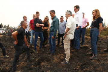 El presidente del Gobierno, Pedro Sánchez y el ministro del Interior, Fernando Grande-Marlaska , durante su visita a las zonas afectadas por los incendios forestales, a 17 de agosto de 2025, en Villa