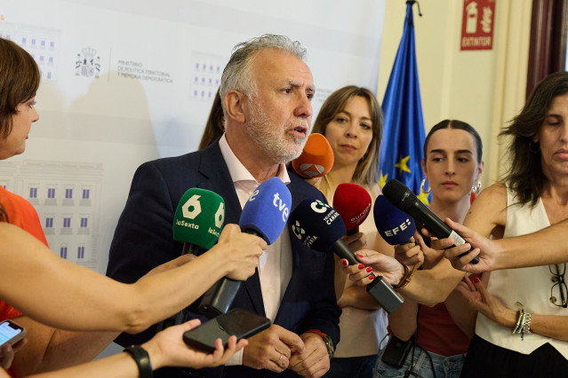 Archivo - El ministro de Política Territorial y Memoria Democrática, Ángel Víctor Torres, atiende a los medios de comunicación tras una reunión en la sede del Ministerio, a 16 de julio de 2025, en Madrid (España).