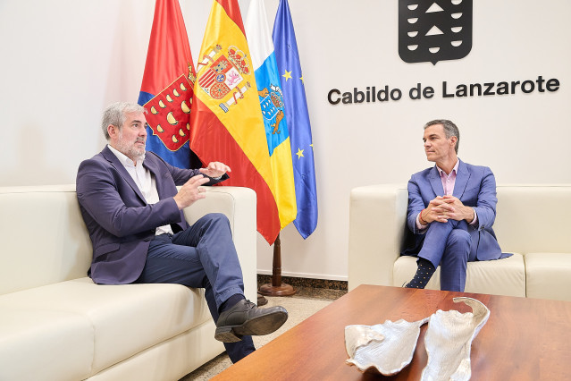 El presidente del Gobierno de España, Pedro Sánchez (d), y el presidente del Gobierno canario, Fernando Clavijo (i), durante una reunión, en el Cabildo de Lanzarote, a 18 de agosto de 2025, en Lanzarote, Canarias (España).