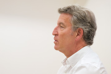 El presidente del Partido Popular, Alberto Núñez Feijóo, durante una entrevista para Europa Press, en la sede autonómica del PPdeG, a 12 de agosto de 2025, en Santiago de Compostela, A Coruña, Ga