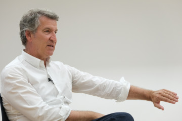 El líder del PP, Alberto Núñez Feijóo, en una entrevista con Europa Press en la sede del partido en Santiago de Compostela