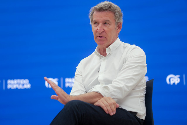 El presidente del PP, Alberto Núñez Feijóo, en una entrevista con Europa Press en la sede del partido en Santiago de Compostela