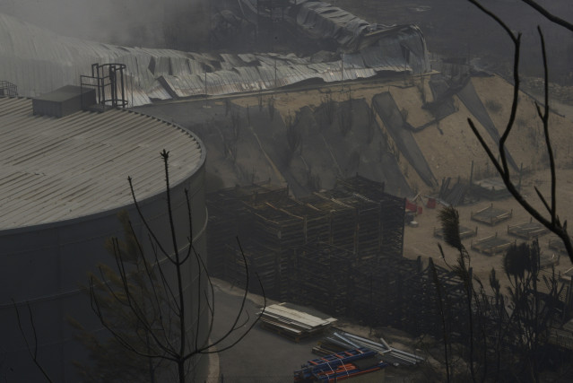 Vista de la Empresa Autoneum quemada por el fuego, en el polígono industrial de A Rúa, a 16 de agosto de 2025, en A Rúa, Ourense, Galicia (España).