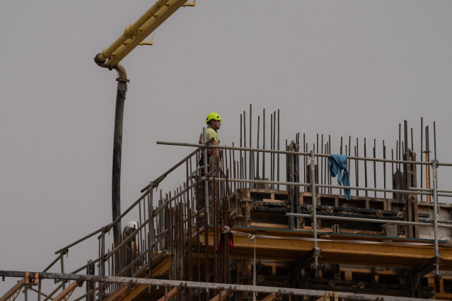 Archivo - Viviendas en construcción en Barcelona.