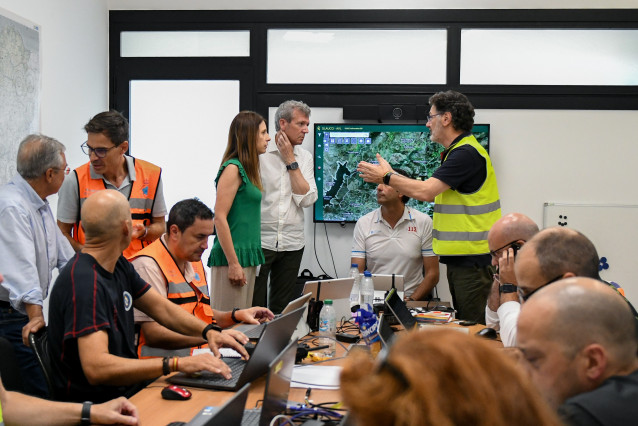 El presidente de la Xunta, Alfonso Rueda, visita el centro de coordinación operativa (Cecop) provincial para hacer el seguimiento de la situación de los incendios. Foto de archivo