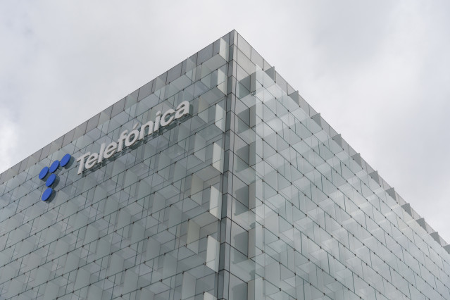 Archivo - Exterior de la sede de Telefónica