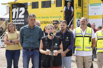 La presidenta de la Junta de Extremadrua, María Guardiola, en el Puesto de Mando Avanzado del incendio de Jarilla junto al presidente del Gobierno, Pedro Sánchez