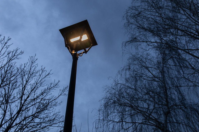 Archivo - Una farola en la noche más larga del año, a 21 de diciembre de 2022, en Madrid (España). El inicio del invierno en el hemisferio norte está definido por el instante en que la Tierra pasa por el punto de su órbita desde el cual el Sol presenta su