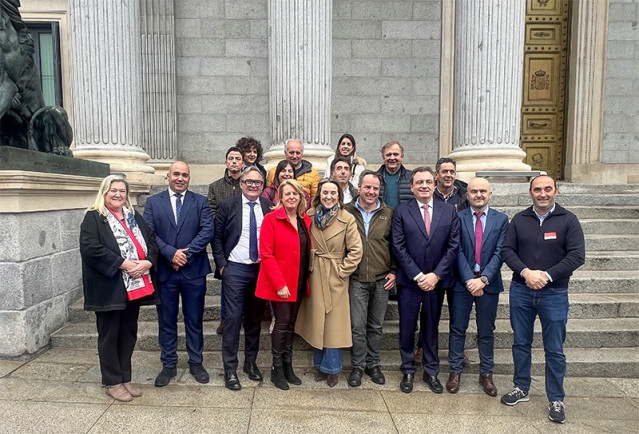 Archivo - La consejera de Desarrollo Rural, María Jesús Susinos, con diputados y senadores ante el Congreso