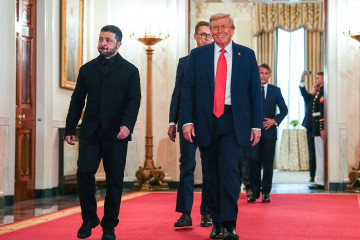 WASHINGTON (United States), 18/08/2025.- United States President Donald J Trump leads European Leaders through the Cross Hall of the White House in Washington, DC, USA, 18 August 2025. European Leader