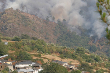 Incendio forestal se acerca a Quiroga, a 17 de agosto de 2025, en Quiroga, Lugo, Galicia.