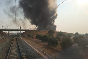Suspendida la circulación entre Yeles y La Sagra (Toledo) por un incendio de una fábrica cercana a la vía.