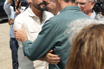 El secretario general del PSOE de Cáceres saluda al presidente del Gobierno, Pedro Sánchez, durante su visita a la zona afectada por el incendio de Jarilla.