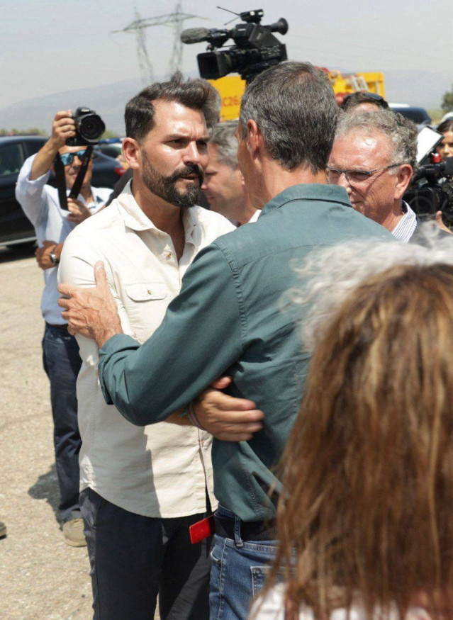 El secretario general del PSOE de Cáceres saluda al presidente del Gobierno, Pedro Sánchez, durante su visita a la zona afectada por el incendio de Jarilla.