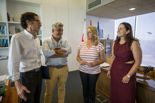 Archivo - La consejera de Desarrollo Rural, María Jesús Susinos, se reúne con la Asociación de Criadores de Vacuno Charolés