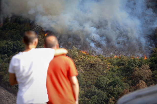 Varias personas observan el incendio, en la sierra de O Courel, a 19 de agosto de 2025, en Quiroga, Lugo, Galicia (España)