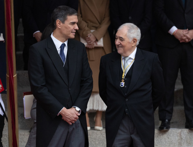 Archivo - El presidente del Gobierno en funciones, Pedro Sánchez (i) junto al presidente del Tribunal Constitucional, Cándido Conde-Pumpido Tourón (d).