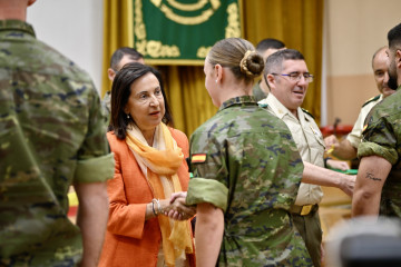 La ministra de Defensa, Margarita Robles, interviene durante la entrega de condecoraciones militares al Regimiento de Cazadores de Montaña 'Galicia' no 64 en su Acuartelamiento San Bernardo, a 20 de 