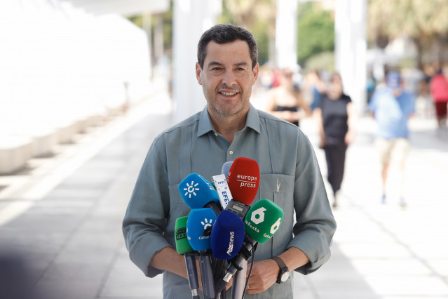 El presidente de la Junta de Andalucía, Juanma Moreno, atiende a los medios de comunicación.
