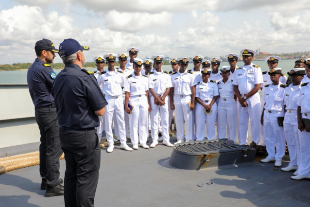 La fragata española 'Navarra' realiza ejercicios conjuntos con la Marina de Kenia durante su escala en Mombasa