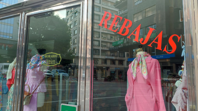Archivo - Una tienda de ropa de Oviedo.