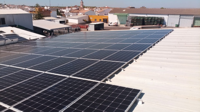 El ritmo de instalación de autoconsumo aminora su caída tras reactivarse el interés después del apagón