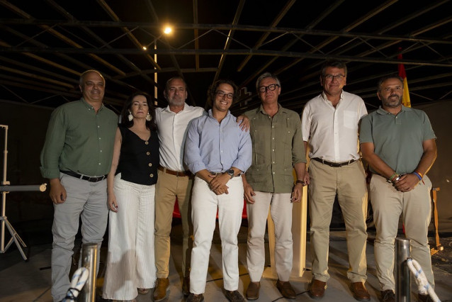 El secretario general de Vox en el Congreso, José María Figaredo, junto a miembros de su formación en Andalucía.