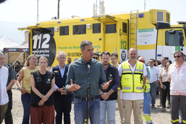 El presidente del Gobierno, Pedro Sánchez, junto a la presidenta de la Junta de Extremadura, María Guardiola, visita el Puesto de Mando Avanzado de Jarillas, para conocer la evolución de los fuegos junto a los responsables de emergencia.