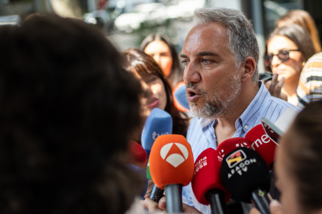 El vicesecretario de Política Autonómica, Municipal y Análisis Electoral del PP, Elías Bendodo, atiende a los medios de comunicación, en la sede del PP, a 21 de agosto de 2025, en Madrid (España).