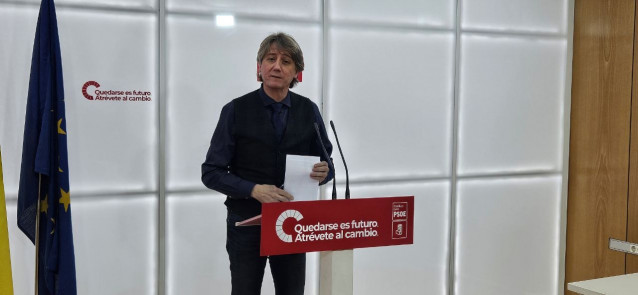 Archivo - El secretario general del PSCyL, Carlos Martínez, atiende a los medios en una imagen de archivo.