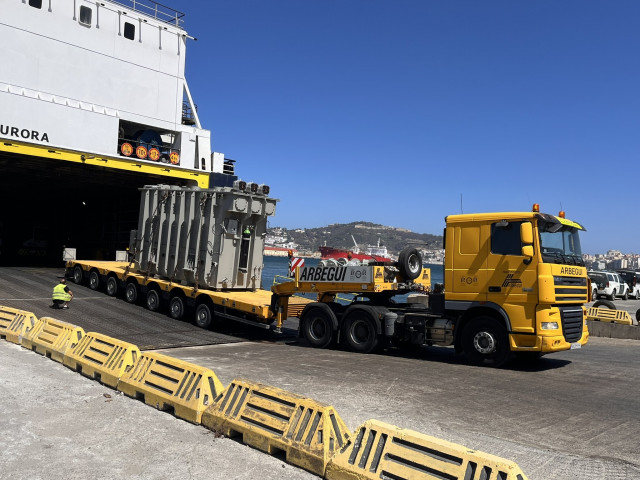 Transformador siendo descargado en el puerto de Ceuta antes de su transporte a la nueva subestación Virgen de África.