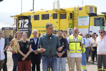El presidente del Gobierno, Pedro Sánchez, junto a la presidenta de la Junta de Extremadura, María Guardiola, visita el Puesto de Mando Avanzado de Jarillas, para conocer la evolución de los fuegos