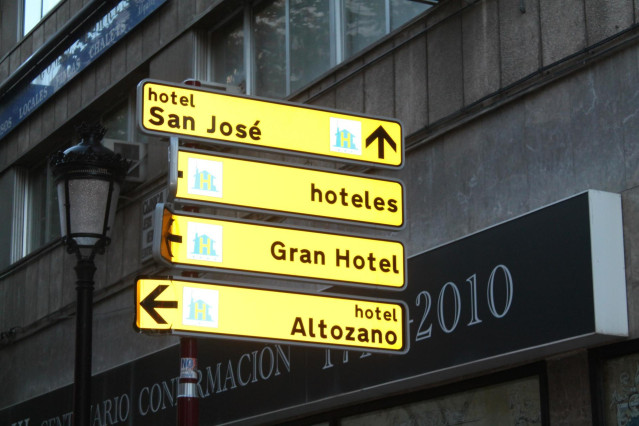 Archivo - Carteles señalizando establecimientos hoteleros