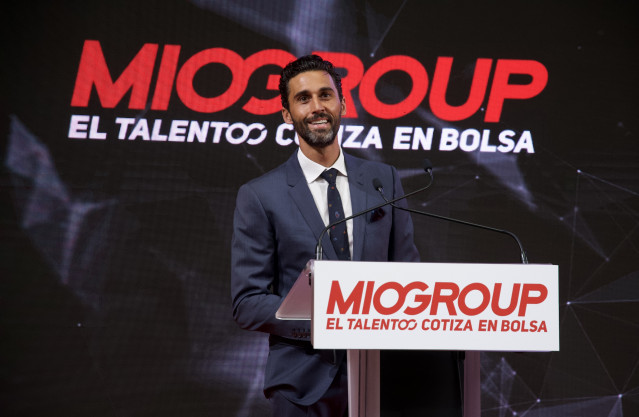 Archivo - El exfutbolista del Real Madrid y socio de Miogroup, Álvaro Arbeloa, durante la salida a Bolsa de MioGroup en el BME Growth en julio de 2021