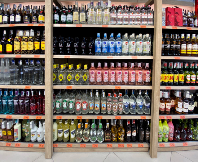 Archivo - Lineal de bebidas alcohólicas en un supermercado de Madrid.