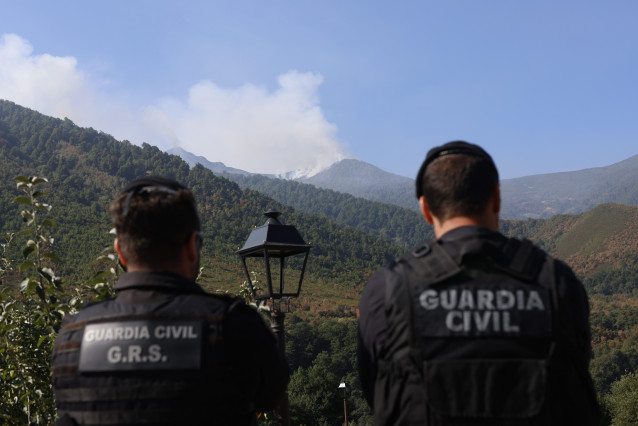 Dos agentes de la Guardia Civil observan el incendio, a 22 de agosto de 2025, en Degaña, Asturias (España). Este viernes se registran ocho incendios forestales en el Principado de Asturias, según la última información del SEPA. De ellos tres permanecen ac