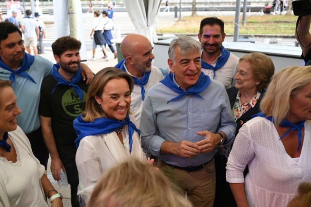 La vicesecretaria de Regeneración Institucional del PP, Cuca Gamarra, junto al presidente del PP vasco, Javier De Andrés, en la txosna de los populares en Bilbao