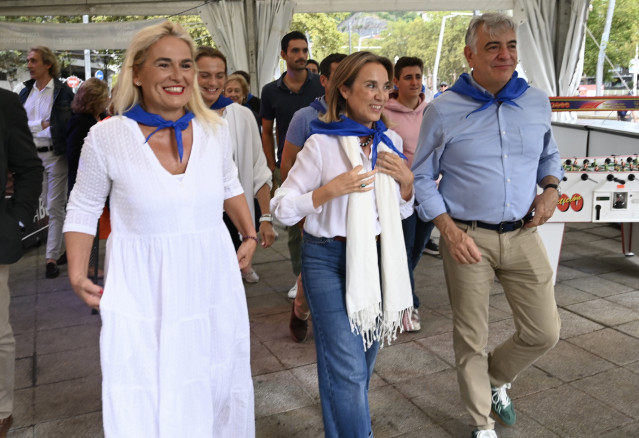 La vicesecretaria de Regeneración Institucional del PP, Cuca Gamarra, junto al presidente del PP vasco, Javier De Andrés, en la txosna de los populares en Bilbao