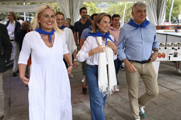 La vicesecretaria de Regeneración Institucional del PP, Cuca Gamarra, junto al presidente del PP vasco, Javier De Andrés, en la txosna de los populares en Bilbao