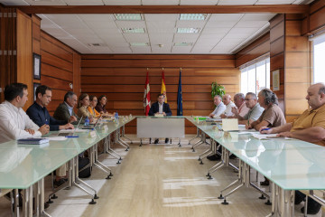 El presidente de la Junta, Alfonso Fernández Mañueco, mantiene un encuentro con las Organizaciones Profesionales Agrarias (OPAs) en la que se han abordado las medidas de apoyo al sector debido a los