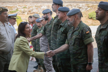 La ministra de Defensa, Margarita Robles (i), durante su visita a la Brigada ‘Galicia’ VII, en la Base General Morillo, a 23 de agosto de 2025, en Vilaboa, Pontevedra, Galicia (España).