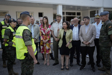 La ministra de Defensa, Margarita Robles (c), junto a la conselleira de Medio Rural, Maria José Gómez (c-i), y el Delegado del Gobierno en Galicia, Pedro Blanco (c-d), durante su visita a la Brigada