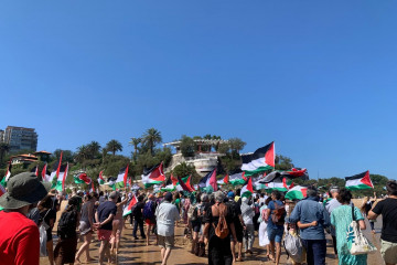 Centenares de personas se manifiestan en las playas de Santander para pedir el fin del 