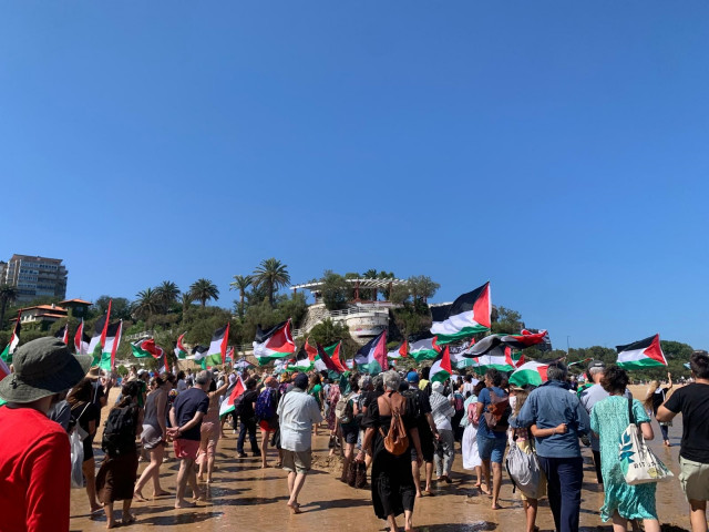 Centenares de personas se manifiestan en las playas de Santander para pedir el fin del 