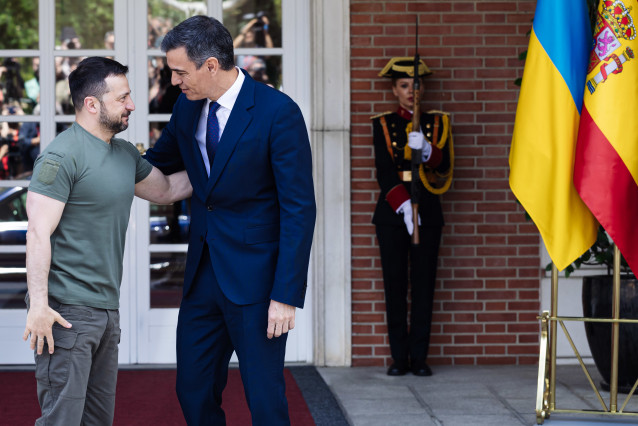 Archivo - El presidente de Ucrania, Volodimir Zelenski (i), es recibido por el presidente del Gobierno, Pedro Sánchez (d), a su llegada a un encuentro en el Palacio de La Moncloa, a 27 de mayo de 2024, en Madrid (España).
