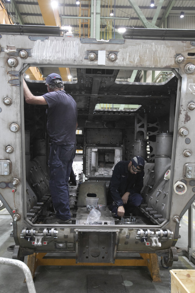 Archivo - Operarios trabajando en una fábrica en Asturias