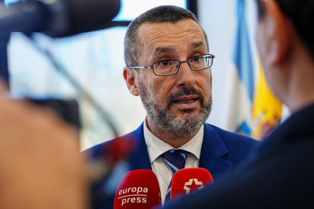 Archivo - El alcalde de la Línea de la Concepción, José Juan Franco Rodríguez atiende a los medios de comunicación. A 12 de junio de 2025 en La Línea de la Concepción, Cádiz (Andalucía).